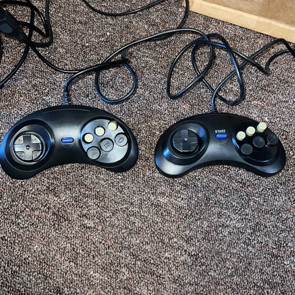 Sega génesis fully functional with all wires and 2 controllers and 2 games. - Picture 6 of 7